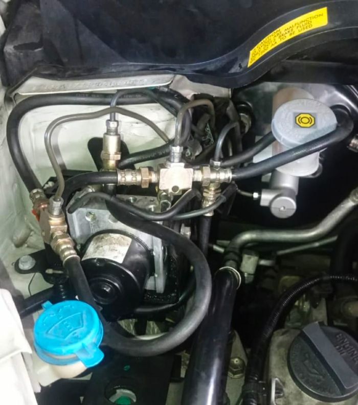 Slang/pipa minyak rem yang menuju actuator ABS Suzuki Splash dilepas dan dibypas langsung dari master rem menuju kaliper