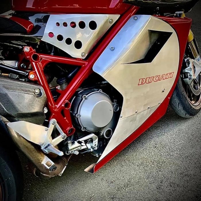 Fairing samping bermaterial pelat aluminium