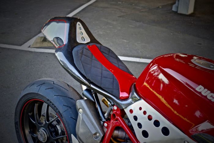 Jok kustom single seat yang elegan menyempurnakan bodi-bodinya