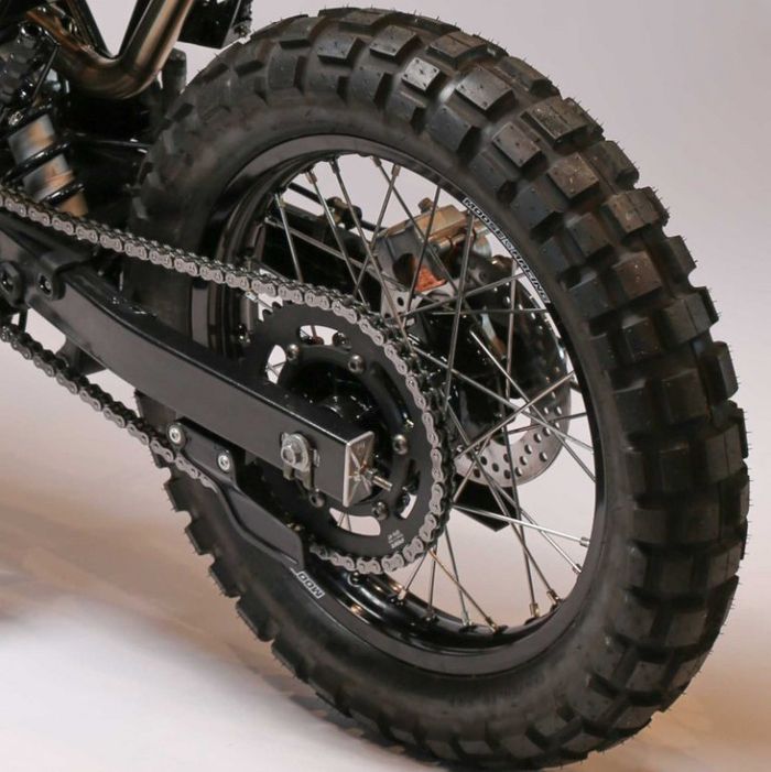 Kaki-kaki mendapatkan pelek jari-jari Moose Racing