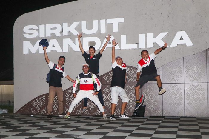 Para 5 pemenang Bright Race Challenge yang mendapatkan hadiah nonton langsung   MotoGP Indonesia 2022 di sirkuit Mandalika, Lombok