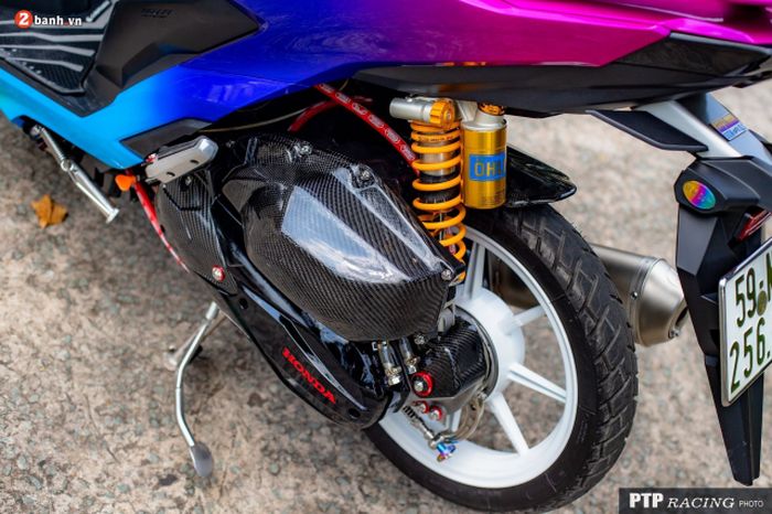 Suspensi belakang pakai shock Ohlins