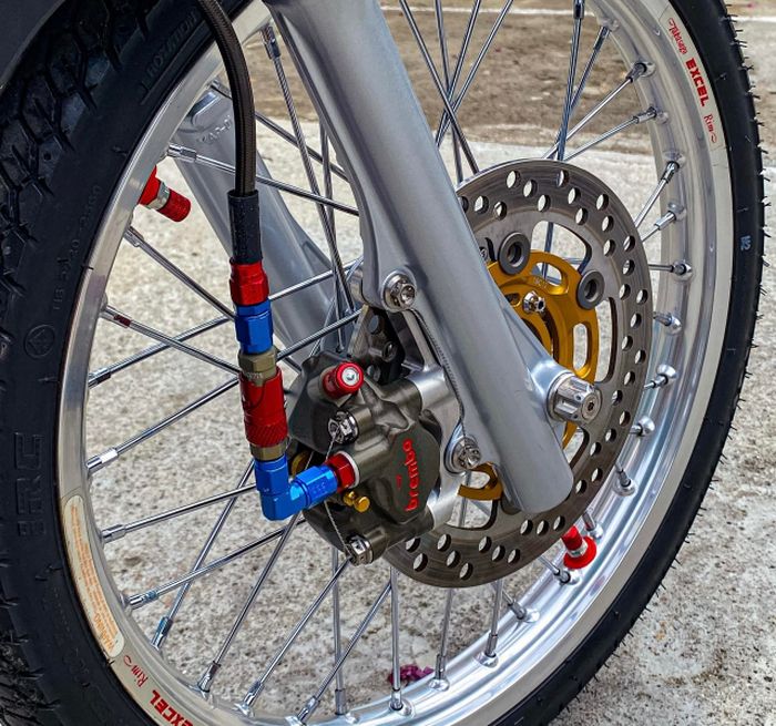Kaki-kaki dapat pelek Excel dan pengereman berkaliper Brembo
