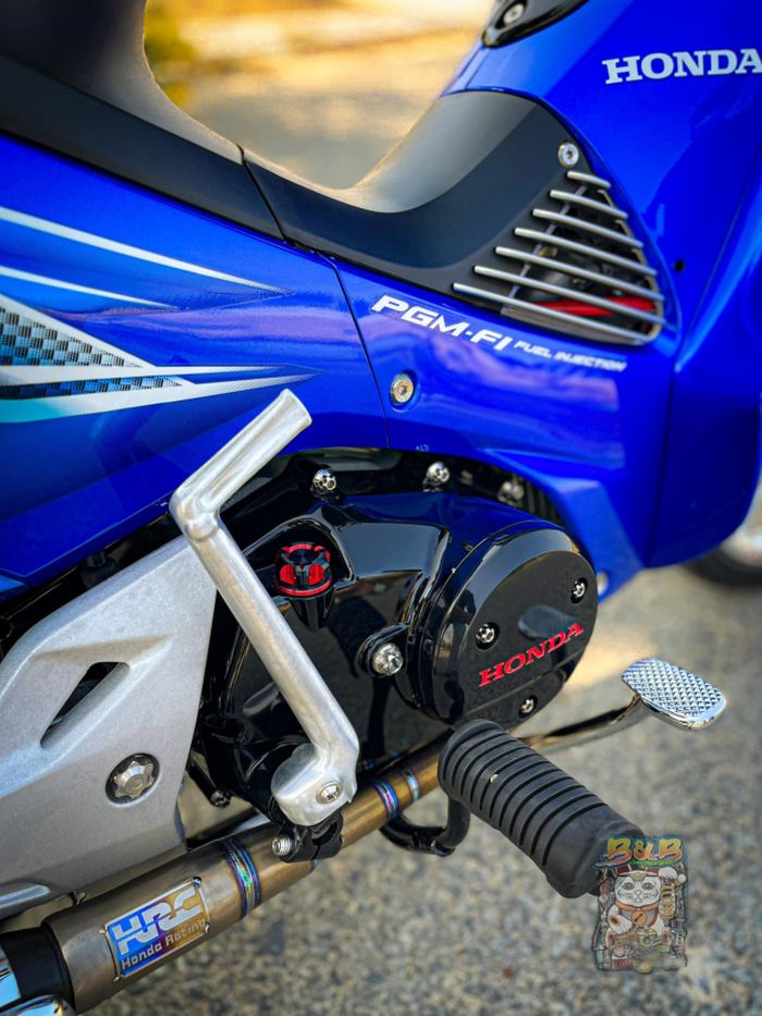 Mesin hanya diberikan leher knalpot titanium