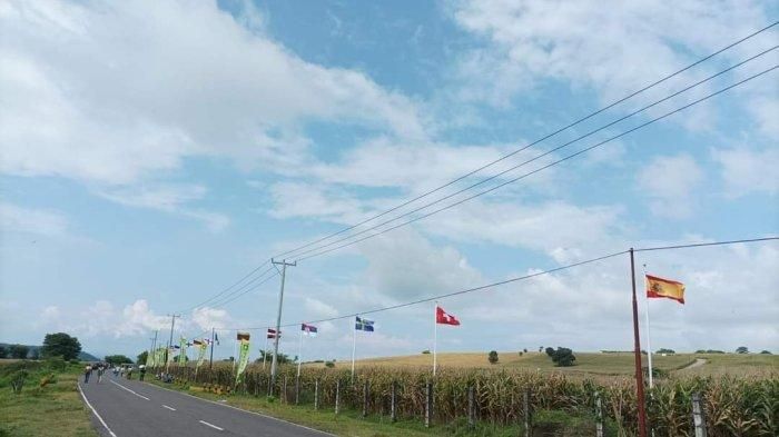 Bendera-bendara negara peserta MXGP dipasang di lokasi yang akan menjadi sirkuit motocross di Sumbawa, Sabtu, 26 Maret 2022. 