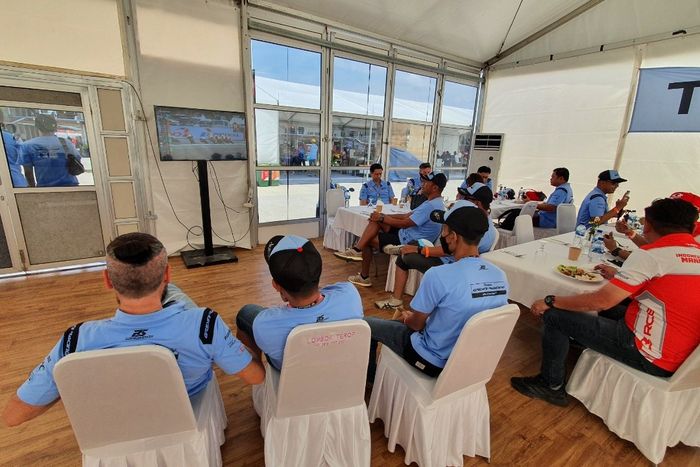 Rasanya jadi tamu VIP Team Gresini Racing dengan belanja di Ridingstyle, bisa nonton dari hospitality Gresini Racing.