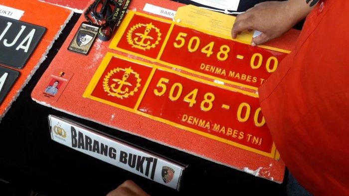 Barang bukti nopol dinas Mabes TNI palsu yang dipakai mahasiswa ngaku anggota Densus 88 di Puncak Bogor