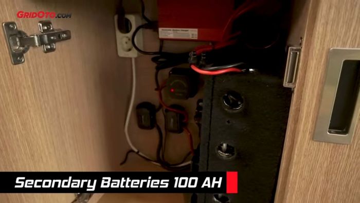 Baterai cadangan berkapasitas 100 AH pada Hyundai H-1