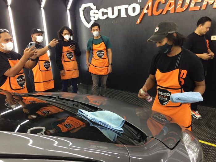 Media diajak praktek car detailing di Scuto Academy