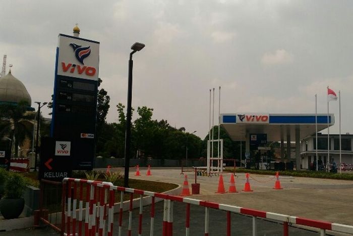 Lambang SPBU Vivo di Jalan Raya Cilangkap, Jakarta Timur, Kamis (21/9/2017) belum ditutup sesuai perintah Kementerian ESDM.(Ridwan Aji Pitoko/KOMPAS.com)
