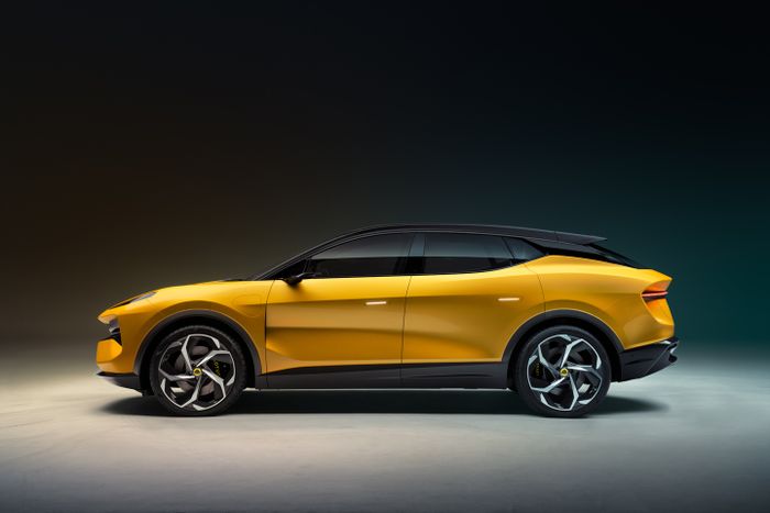 Tampak samping Lotus Eletre.