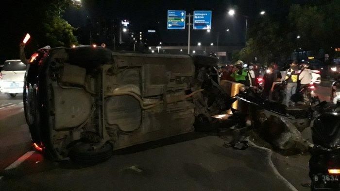 Kondisi Toyota Sienta terguling usai tabrak beton pembatas di Jl Mayjen Sutoyo, Kramat Jati, Jakarta Timur