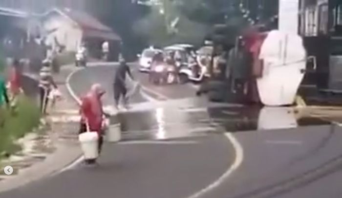 Tumpahan 14.000 liter minyak goreng dari truk tanki yang terguling jadi rebutan warga di Cipaku, Ciamis, Jawa Barat