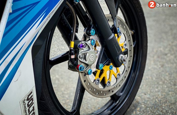 Kaki-kaki dapat pelek Kozi dan pengereman Brembo