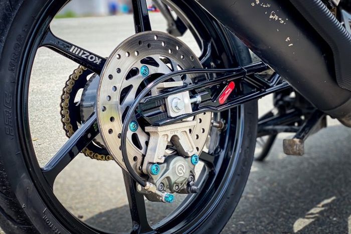 Rem belakang turut diupgrade dan swingarm pakai produk aftermarket