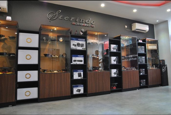 Selain ruang demo, di lantai dua workshop juga terdapat display beberapa produk audio dari beberapa merek