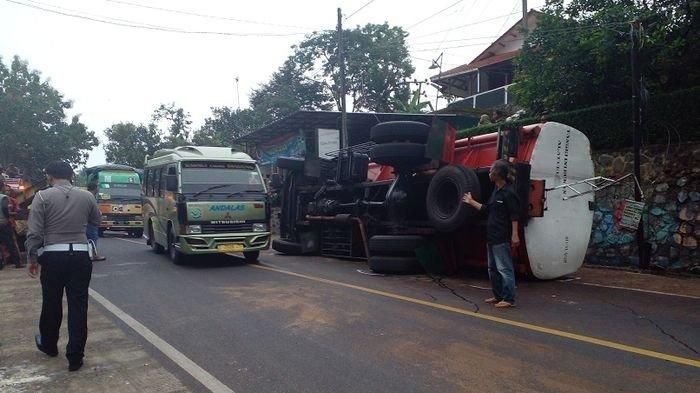 Kondisi truk tanki pengangkut 14.000 liter minyak goreng yang terguling di Cipaku, Ciamis