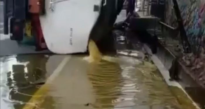 Rekaman video saat 14.000 liter minyak goreng tumpah lantaran truk tangki pengangkut terguling di Cipaku, Ciamis, Jawa Barat