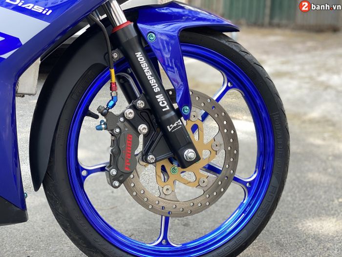 Kaki depan dapat garpu LCM Suspension, pelek K7, dan pengereman berkaliper Frando