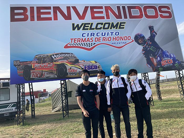 Skuat Honda Team Asia dari kiri ke kanan; Ai Ogura, Mario Suryo Aji, Somkiat Chantra dan Taiyo Furusato siap berlaga di MotoGP Argentina 2022 kelas Moto3