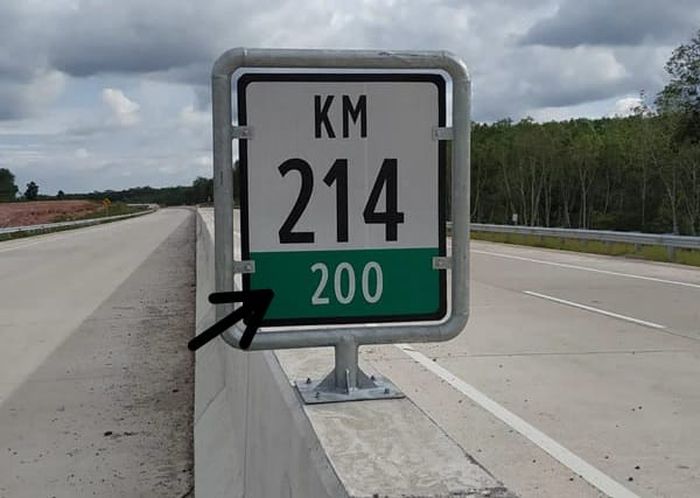 Arti dan fungsi dari angka kecil berwarna hijau di rambu patok kilometer jalan tol