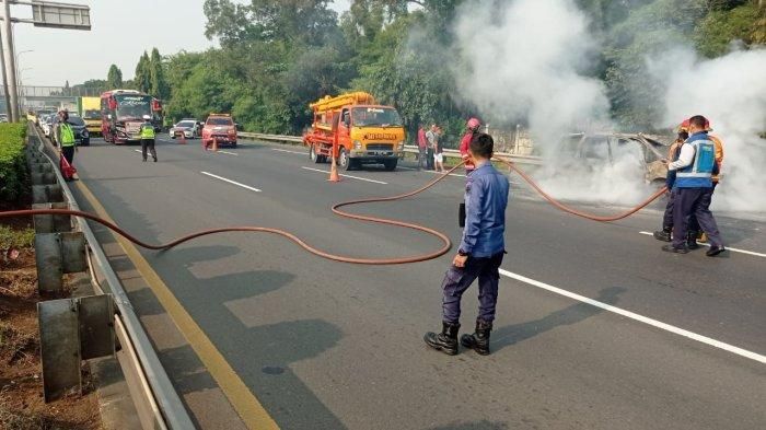 Kondisi saat Peugeot 806 terbakar di tol JORR, Cikunir, kota Bekasi