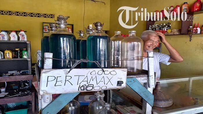 Damar, salah satu penjual bensin eceran di Kawasan Manahan, Kecamatan Banjarsari, Kota Solo, Jumat (1/4/2022). 
