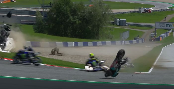 Valentino Rossi dan Maverick Vinales hampir dihantam motor