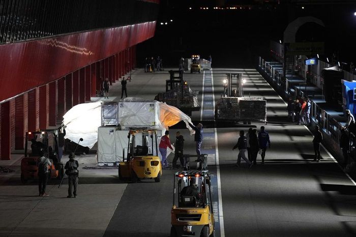 Kargo para tim MotoGP yang tiba terlambat di sirkuit Termas de Rio Hondo, Argentina. Harus bergegas untuk sesi latihan pertama.