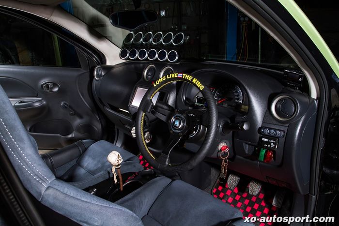 Tampilan kabin modifikasi Nissan March bergaya racing