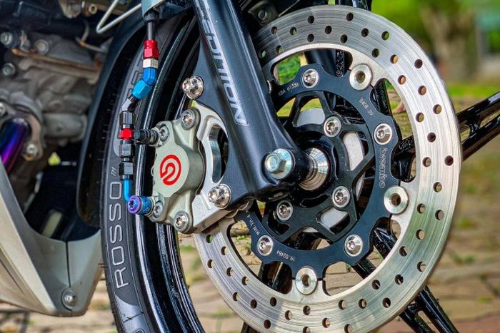 Kaki depannya mendapat kaliper Brembo dan cakram floating