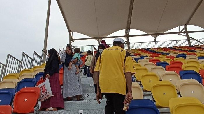 Aktivitas para wisatawan saat memanfaatkan tribun Premium Grandstand Zona J sirkuit Mandalika untuk berfoto.