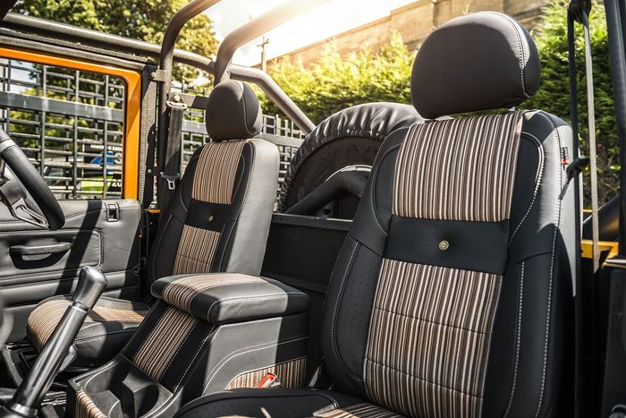 Tampilan kabin modifikasi Land Rover Defender 90 dikemas gaya klasik