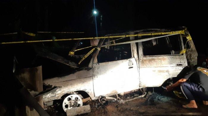 Anggota Polres Bangka Tengah melakukan olah TKP, satu unit mobil kijang yang hangus terbakar usai mengisi BBM di SPBU Desa Pasir Garam Kecamatan Simpang Katis, Jumat (1/4/2022). 