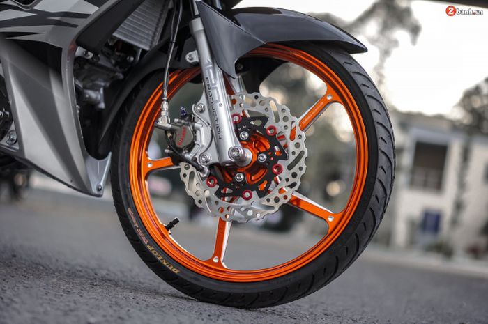 Kaki-kakinya mendapat pelek X1R dan pengereman sangar