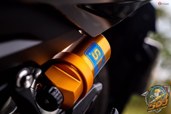Suspensi belakang mengandalkan shock Ohlins