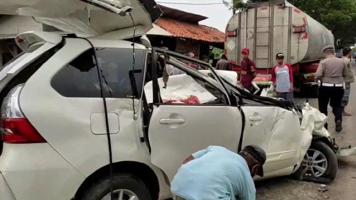 Evakuasi Toyota Avanza berisi enam pemudik tewas usai tabrak truk tangki parkir di Cirebon, Jawa Barat