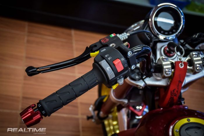 Tuas kopling dan saklar-saklar turut diganti