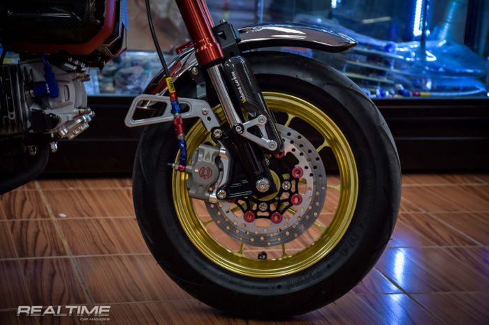 Kaki-kaki mendapat pelek Over Racing dan pengereman berkaliper Discacciati 