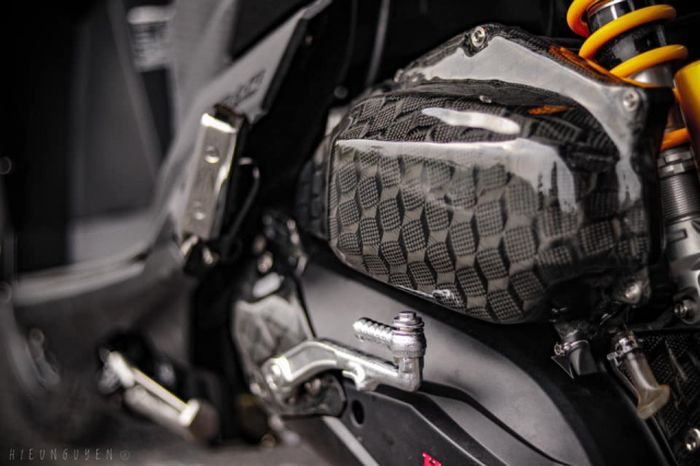 Bagian filter box dibalut dengan serat karbon