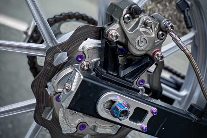 Rem belakangnya diupgrade pakai kaliper Brembo dan cakram Galfer