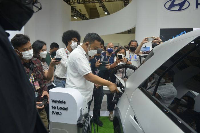 Demonstrasi V2L diperagakan oleh Bonar Pakpahan, Product Expert PT Hyundai Motors Indonesia.