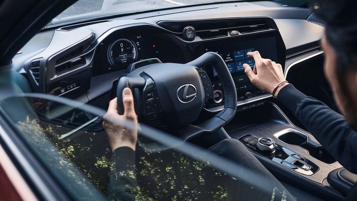 Teaser interior Lexus RZ dengan setir One-Motion Grip.