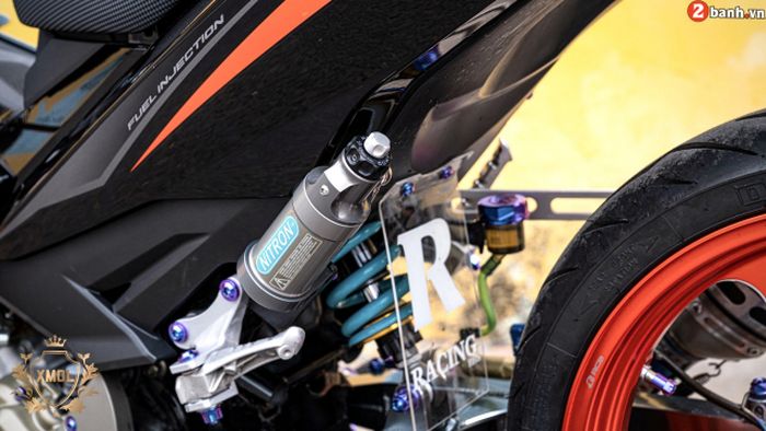 Suspensi belakang mengandalkan shock Nitron