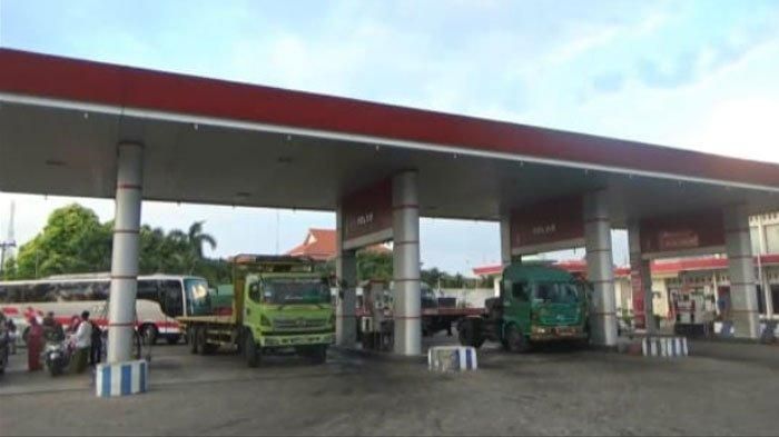 Antrean truk akibat susah solar di SPBU Probolinggo