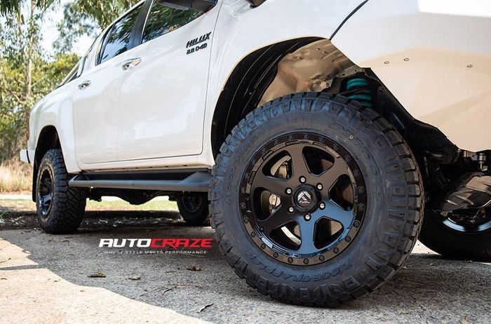 Modifikasi Toyota Hilux pakai pelek Fuell Ripper warna hitam ukuran 18 inci