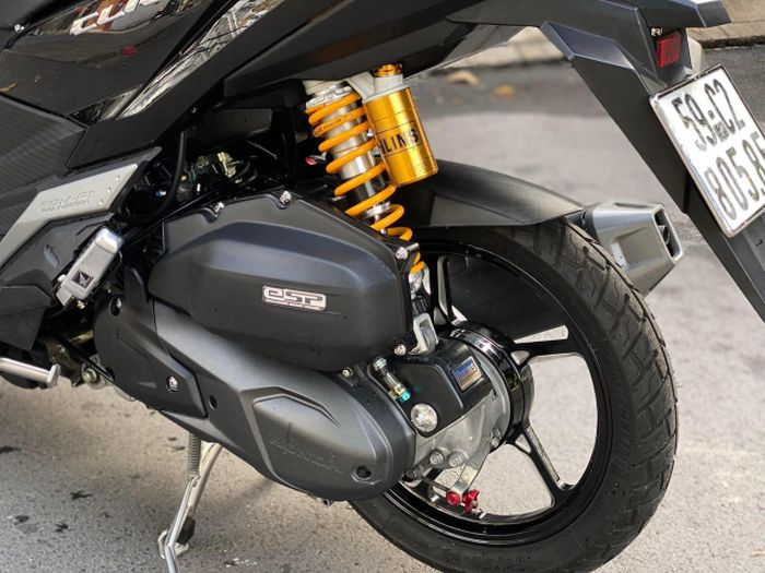 Suspensi belakang pakai shock Ohlins