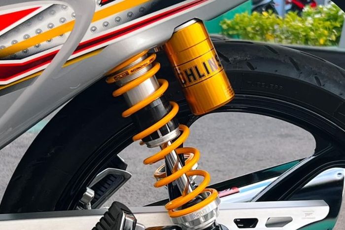 Suspensi belakang pakai shock Ohlins