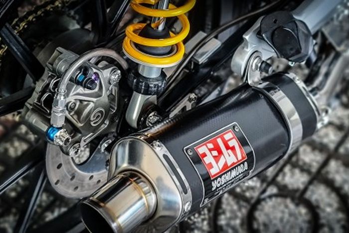 Rem belakang juga pakai Brembo dan mesinnya diberi knalpot Yoshimura