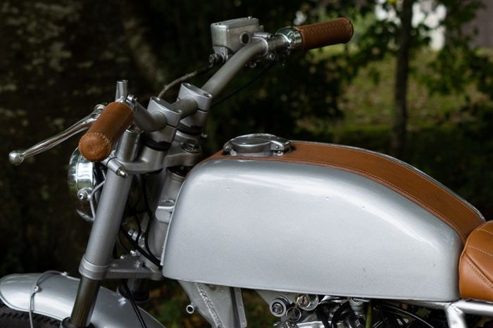 Tangki diganti dengan milik Honda CB200